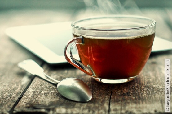 Eine Tasse heißer Tee kann bei der Senkung des Fiebers unterstützen.